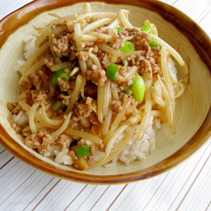 ボリューム満点♪もやしと豚ひき肉の簡単ヘルシー丼